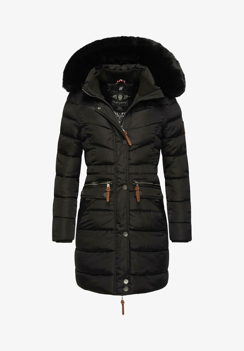 Abrigo negro tipo puffer con capucha forrada de piel sintética, bolsillos laterales con cremallera, detalles en cuero marrón y un patrón acolchado en el cuerpo.