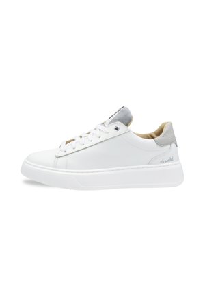 Biały niskoprofilowy sneaker z wiązaniem z przodu, jasnoszarym, wyściełanym zapiętkiem i językiem, grubą białą podeszwą oraz logo "drudd" z boku.