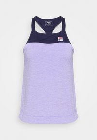 Ljuslila aktiv tanktop med mörkblå korskorsade axelband, prydd med en liten FILA-logotyp på bröstet. Mjuk, slät tyg med avslappnad passform.