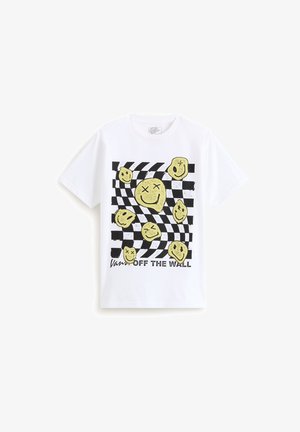 Biała koszulka Vans z czarno-białym zniekształconym wzorem w szachownicę i siedmioma żółtymi uśmiechniętymi buźkami z przekreślonymi oczami, poniżej napis "Vans OFF THE WALL".