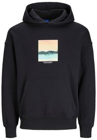 Schwarzer Baumwoll-Hoodie mit einer Fronttasche, der einen quadratischen Grafikdruck in Pastellfarben mit textlichen Details zeigt. Weiche Textur.