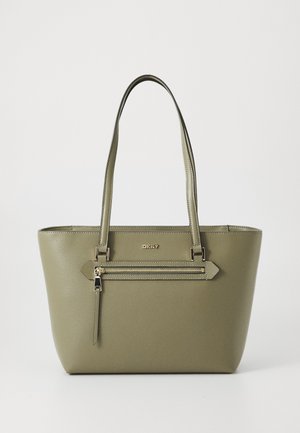 Saco tote verde-azeitona em material sintético texturizado e elegante, com duas alças e um bolso frontal com fecho éclair e detalhes em dourado.