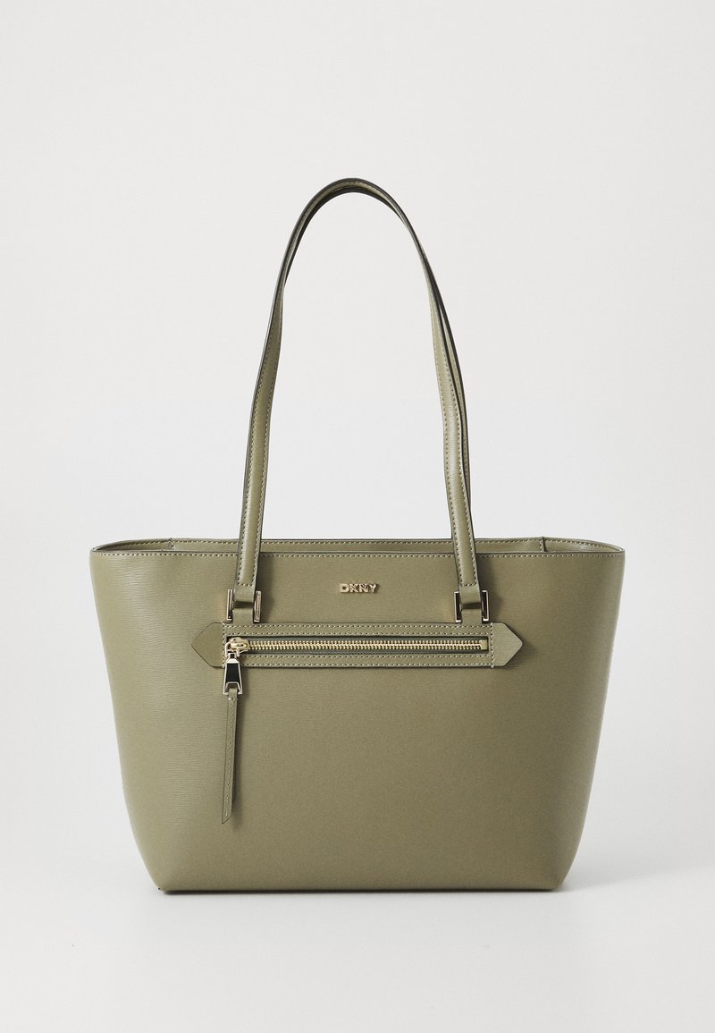 Borsa tote verde oliva in materiale sintetico liscio e texturizzato, con manici doppi e una tasca frontale con zip e dettagli in oro.