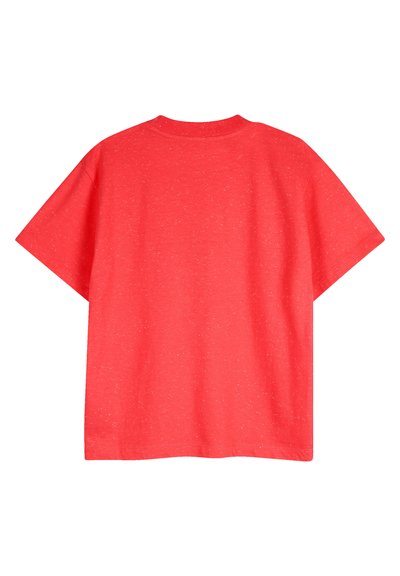 Czerwona koszulka z krótkim rękawem wykonana z teksturowanej tkaniny, o luźnym kroju i klasycznym, okrągłym dekolcie. Widok z tyłu ukazuje prosty design.