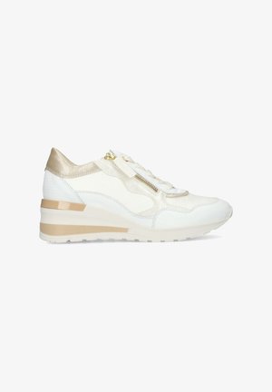 Witte en beige sleehaksneaker met gestructureerde panelen, veterluiting aan de voorkant en een ritssluiting aan de zijkant op een effen witte achtergrond.