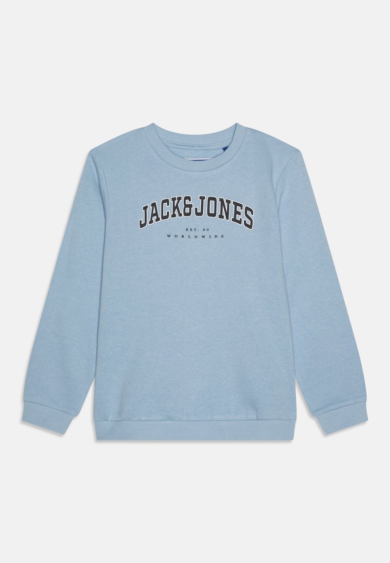 Gaiši zils džemperis, izgatavots no kokvilnas maisījuma. Tam ir apaļa kakla izgriezums un garas piedurknes ar ribotām apmalēm. Priekšā ir uzdrukāts "JACK & JONES" lieliem burtiem.
