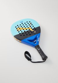 Padel-Schläger mit einer hellblauen Oberfläche, schwarzen Akzenten und einem orangefarbenen Leopardenmuster. Verfügt über Perforationen und einen schwarzen strukturierten Griff mit einem Handgelenkband.