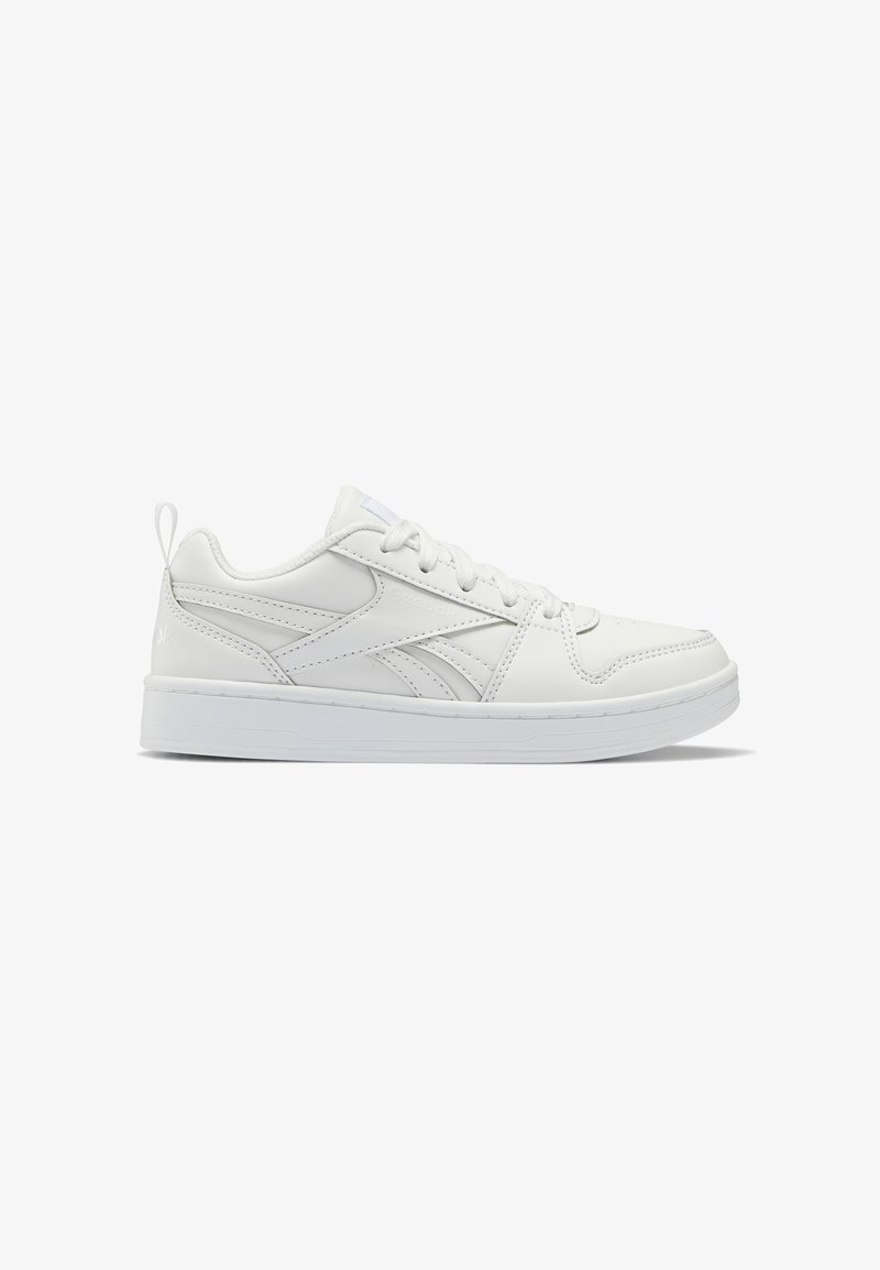 Sneakers bianchi a bassa punta realizzati in morbida pelle sintetica, con punta tondeggiante, chiusura lacci e dettagli del logo laterale discreti. Suola piatta in gomma.