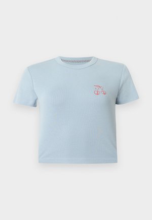 Lys blå bomulls-T-skjorte med rund hals og korte ermer. Har en liten rosa sykkelgrafikk på brystet. Jevn tekstur.