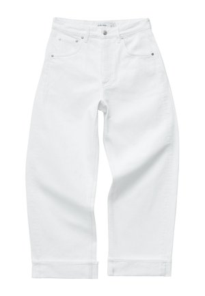 Balti tiesaus kirpimo džinsai su aukšta liemeniu, priekinių kišenių, diržo kilpų ir sagos užsegimu, ištiesti ant balto fono.