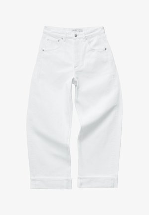 Weiße Jeans mit hoher Taille und geradem Bein, vorn mit Taschen, Gürtelschlaufen und Knopfverschluss, flach auf einem weißen Hintergrund ausgelegt.