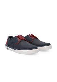 Marineblaue Netzsneaker mit roten Schnürsenkeln und Akzenten, ausgestattet mit einer strukturierten Oberfläche, weißer Gummisohle und perforierten seitlichen Details.