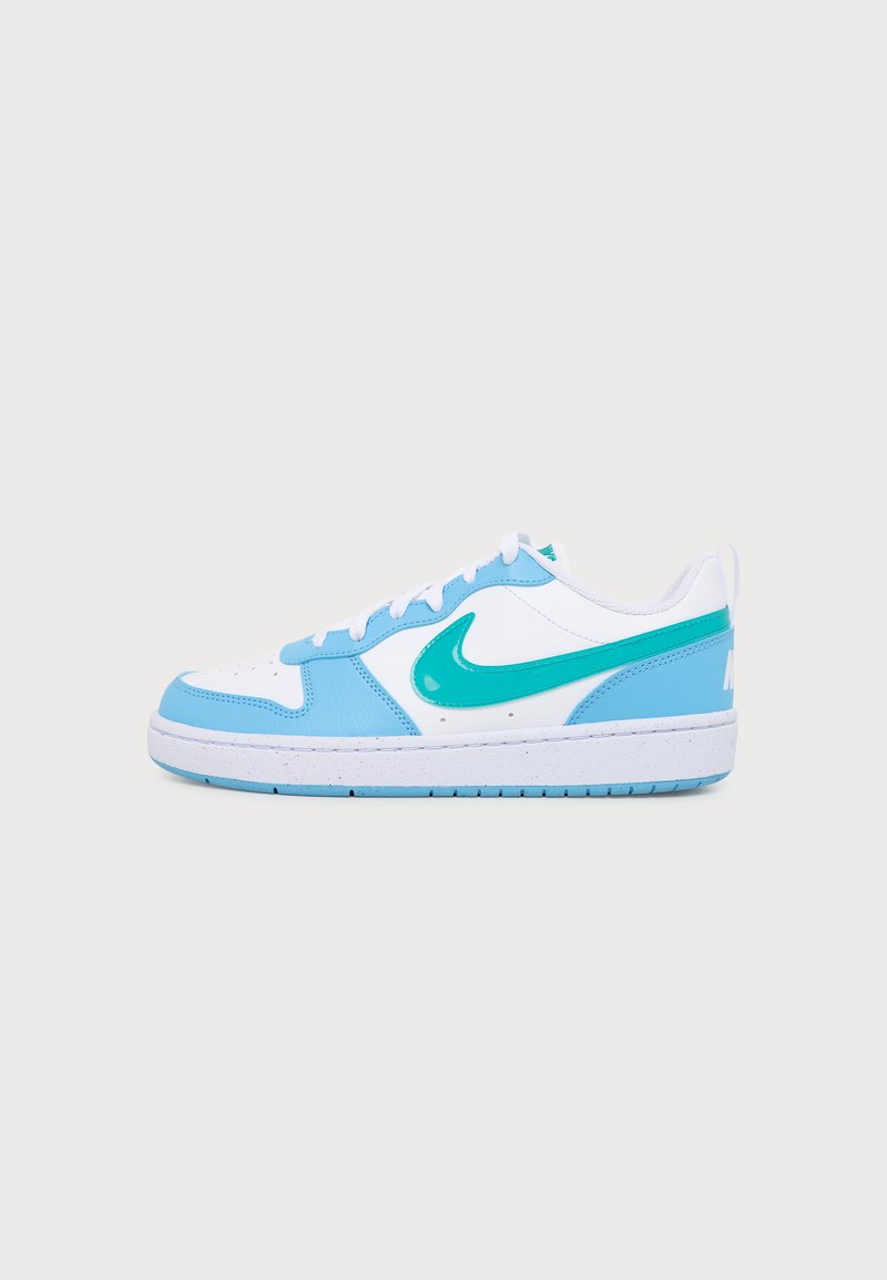 Χαμηλά αθλητικά παπούτσια Nike με λευκή βάση, ανοιχτό μπλε επένδυση και τιρκουάζ λογότυπο Nike στο πλάι, παρουσιασμένα σε απλό φόντο.