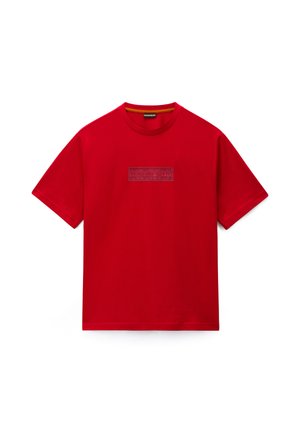 Rotes T-Shirt mit kurzen Ärmeln, Rundhalsausschnitt und einem dezenten, geprägten rechteckigen Logo-Aufnäher mittig auf der Brust.
