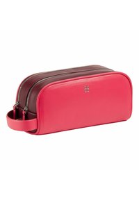 Borsa da toiletta in pelle rosa e marrone con chiusura a doppia zip, maniglia laterale e logo impresso. Texture liscia e forma rettangolare.