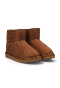 Par de botas de invierno marrón de ante hasta el medio de la pantorrilla, con suelas de goma planas y costuras visibles sobre un fondo blanco.