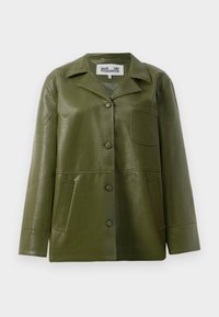 BEAH - Imitert skinnjakke - olive