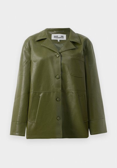 Giacca in pelle verde con una finitura texturizzata, dotata di collo, chiusura frontale a bottoni, due tasche laterali e una tasca sul petto.