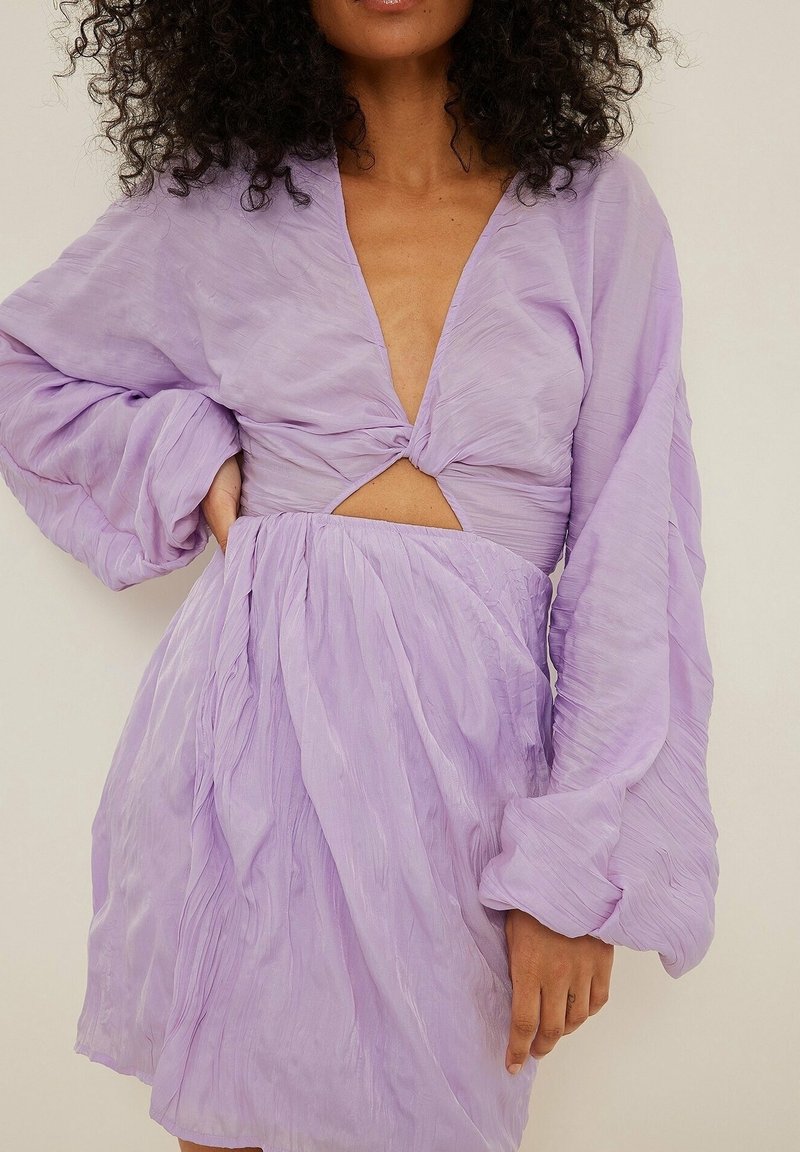 Lavendelfarbenes Kleid mit langen, gepufften Ärmeln, einem tiefen V-Ausschnitt und einer verdrehten Knotenapplikation an der Taille, aus strukturiertem Stoff gefertigt.