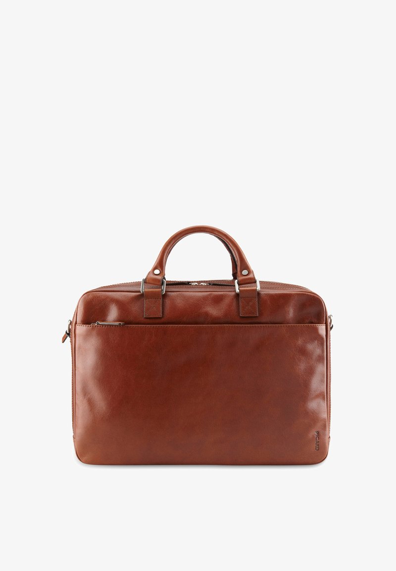 Sac à ordinateur en cuir marron avec une texture lisse, deux poignées sur le dessus et une fermeture éclair ; il comporte une poche avant et des accents en métal argenté.