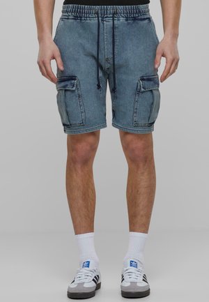 Denim cargoshorts met een elastische tailleband, trekkoord, twee zijzakken en een vervaagde blauwe was textuur.