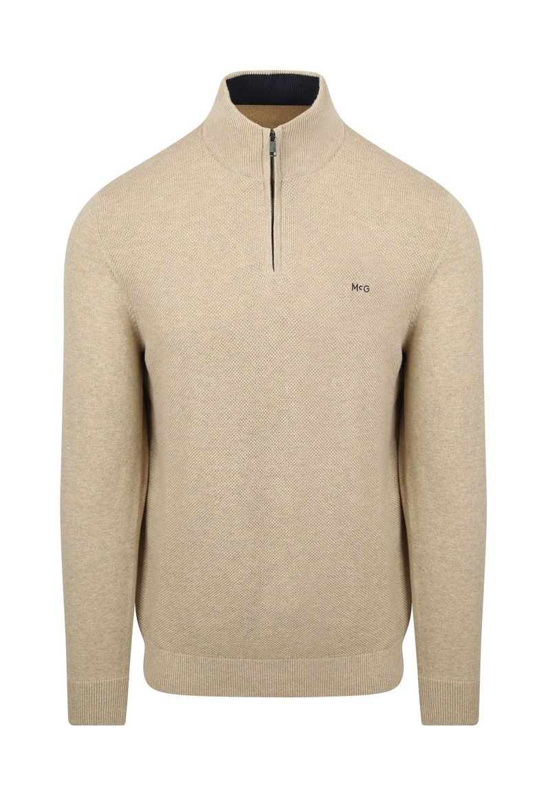 Beige-Halbzipper-Pullover aus strukturiertem Strickstoff, mit schwarzem Innenkragen und minimaler Markenkennzeichnung auf der Brust. Rippbündchen.