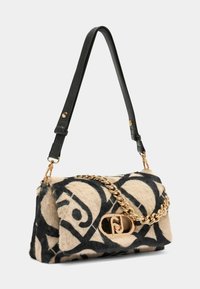 Sac à main en fausse fourrure avec des motifs abstraits noirs et beiges, une bandoulière en chaîne dorée et un fermoir en logo doré. Comprend une bandoulière en cuir noir.