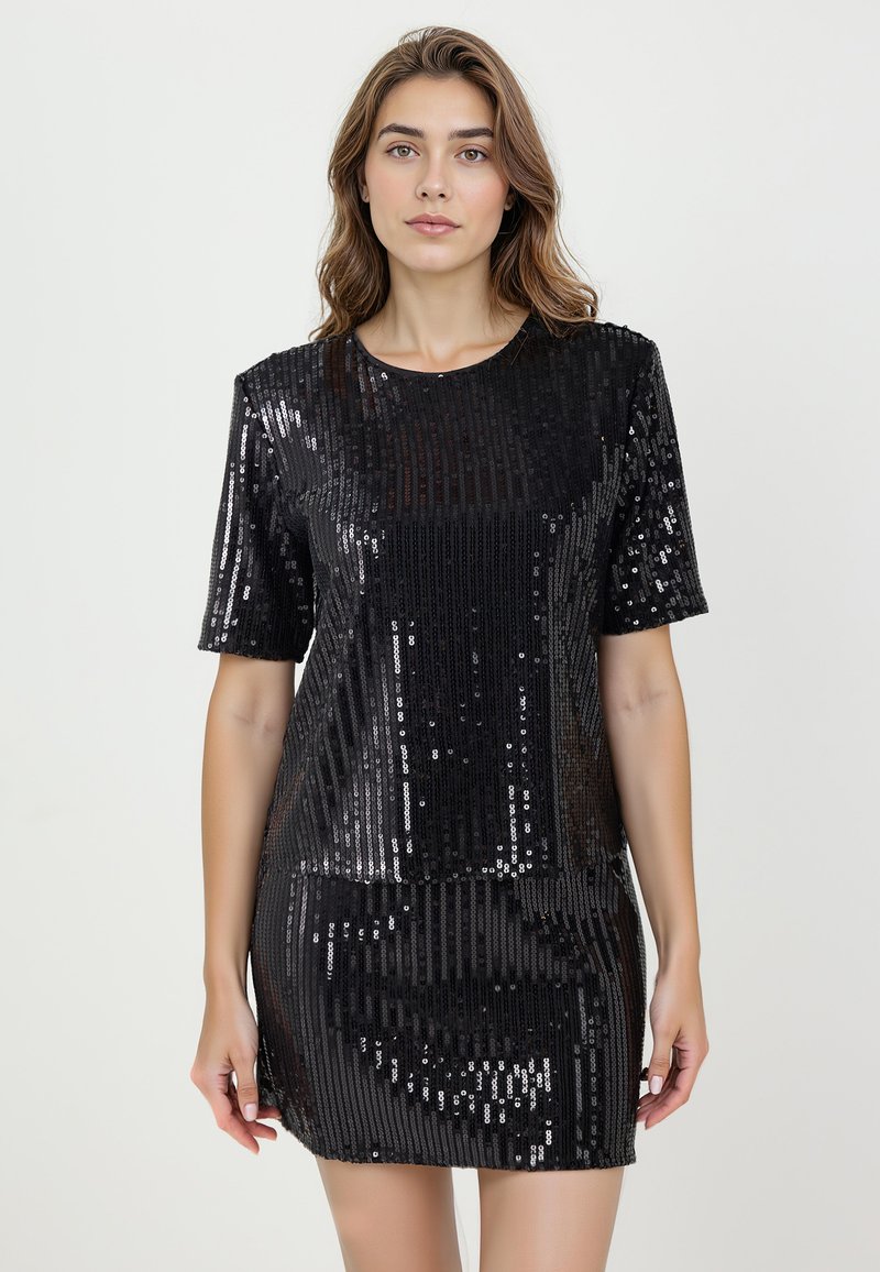 Robe noire en sequins avec manches courtes et col rond. Des motifs de sequins verticaux et horizontaux créent une texture et une surface réfléchissante.