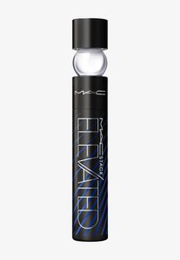 Die MAC Stack Elevated Mascara kommt in einer hohen, schwarzen zylindrischen Tube mit blauen diagonalen Streifen und einem klaren runden Deckel.