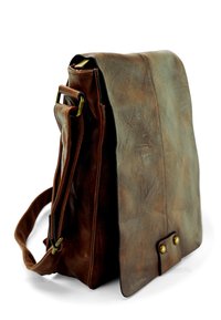 Brązowa skórzana torba o strukturalnym kształcie, z zakrzywioną klapą i mosiężnymi akcentami. Posiada teksturowaną powierzchnię oraz pasek na ramię.