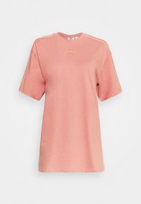 Ljusrosa t-shirt med kort ärm gjord av bomull. Har en rund halsringning, sidosträck och broderad logotyp på bröstet.