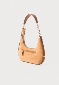 Beige Wildleder-Schultertasche mit vorderer Reißverschlusstasche, braunem Lederriemen mit goldenen Kettenakzenten und einem oberen Reißverschluss.