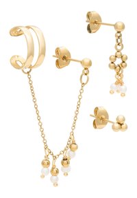 Conjunto de joyería de oro que incluye un par de pendientes en forma de aro doble, pendientes de botón con respaldos florales y una cadena con cuentas blancas y acentos dorados.