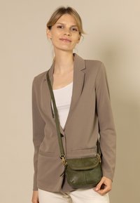 Gusti Leder JANNY - Borsa a tracolla - grün