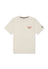 Camiseta de algodón color beige claro con cuello redondo, mangas cortas y texto y gráficos rojos en el pecho. Logo de Fila en la manga izquierda.