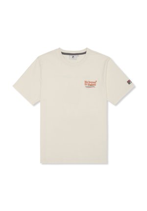 Camiseta de algodón color beige claro con cuello redondo, mangas cortas y texto y gráficos rojos en el pecho. Logo de Fila en la manga izquierda.