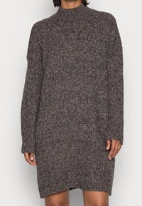 Abito maglione grigio a collo alto, con maniche lunghe e vestibilità comoda. Tessuto testurizzato con dettagli multicolore.