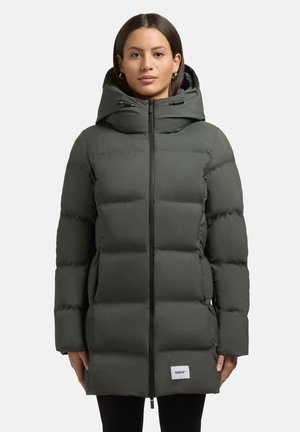 Polstret parka-jakke i mørk olivengrøn med lynlås foran, justerbar hætte og sidelommer. Funktioner et logo-patch ved kanten.