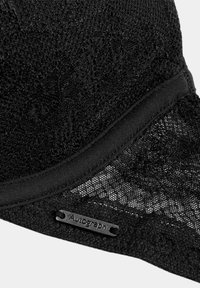 Cappello di pizzo nero con un design testurizzato, caratterizzato da una fascia nera solida e un piccolo cartellino metallico etichettato "Autograph" attaccato sul lato.