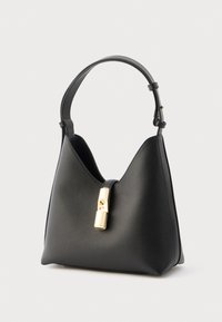 Melna ādas rokassomiņa ar strukturētu dizainu, pievienots zelta toņa aizdare un gluda tekstūra. Komplektā regulējams plecu siksna.