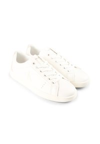 Sneaker bianche in materiale sintetico con design a basso profilo, punta rotonda e chiusura con lacci, dotate di un logo discreto sul lato.