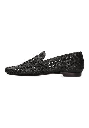 Mocassin en cuir tissé noir avec motif à tissage ouvert, talon bas et design sans lacets, présenté en profil latéral sur fond blanc.