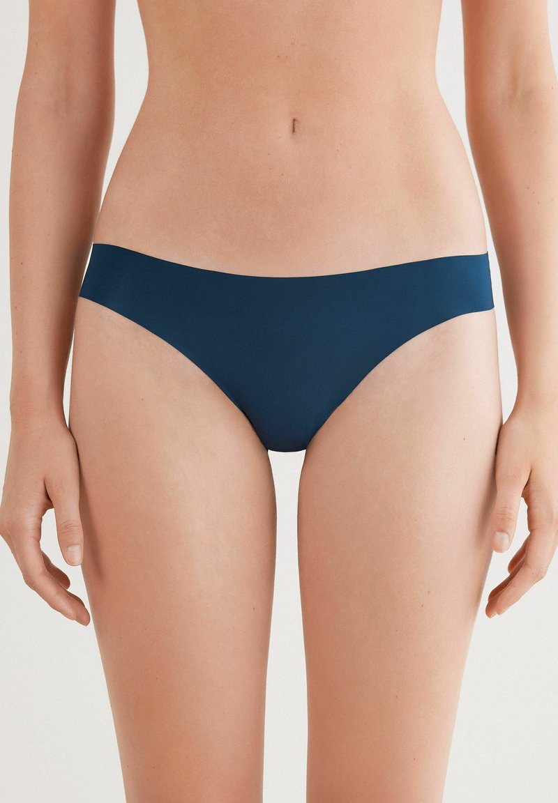 Granatowe majtki bikini wykonane z gładkiego materiału, charakteryzujące się niskim stanem i minimalnym zakryciem, o czystym, bezszwowym fasonie.