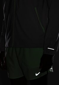 Nike Performance Chaqueta de running - vapour green light iron ore