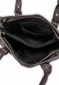 Intérieur d'un sac à main en cuir marron texturé, présentant deux compartiments principaux, dont un avec fermeture éclair, et une doublure en tissu noir. Détails en métal doré.