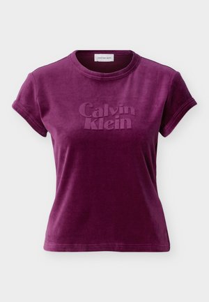 Tricou scurt cu mâneci de catifea mov prune, cu logo-ul „Calvin Klein” în relief pe partea din față și decolteu rotund.