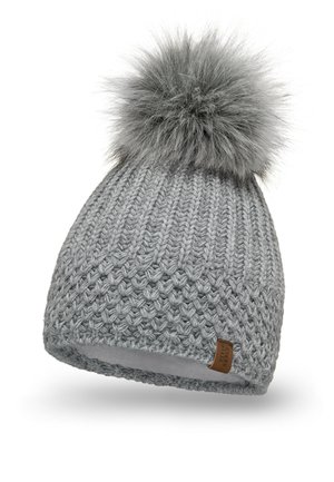 Gebreide grijze beanie met een pluizige pompon bovenop, voorzien van een textuurpatroon en een klein leren label aan de zijkant.