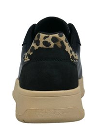 Schwarze Sneaker mit einem Wildlederrücken und einem Leopardenmuster-Akzent. Verfügt über eine strukturierte beige Sohle, die für Komfort und Haltbarkeit ausgelegt ist.