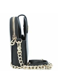 Bolso cruzado de cuero texturizado negro con una correa de cadena dorada, cierre de cremallera y un diseño rectangular compacto.