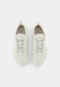 Helle Sneakers mit einem Obermaterial aus Mesh und Leder, runder Zehenpartie, gemustertem Innenraum und strukturierten Schnürsenkeln. Mit einem Zugtab am Absatz.